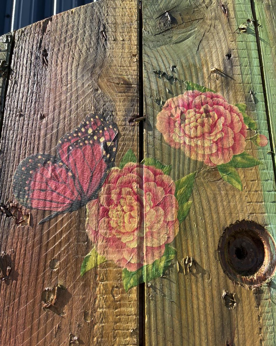 michaelrodp4oe's tweet photo. Jan has worked her creative magic, showing how amazing our cable reel tops can look with a little paint, decoupage, and varnish. Another sample featuring a different creative technique will be ready in a few weeks. https://t.co/atl52gHBsv