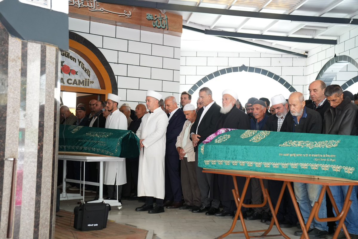 cetinkaya_salim's tweet photo. Belediye Başkanımız @ismetyildiirmtr ile birlikte Ümraniye Minibüsçüler Esnaf Odası Başkanı Nizamettin Sağlam'ın vefat eden eniştesini Hz. Hamza Camii'nde kılınan cenaze namazının ardından dualarla ebediyete uğurladık.

Merhuma Allah'tan rahmet ailesi ve yakınlarına başsağlığı diliyorum.

@abdullahozdemir