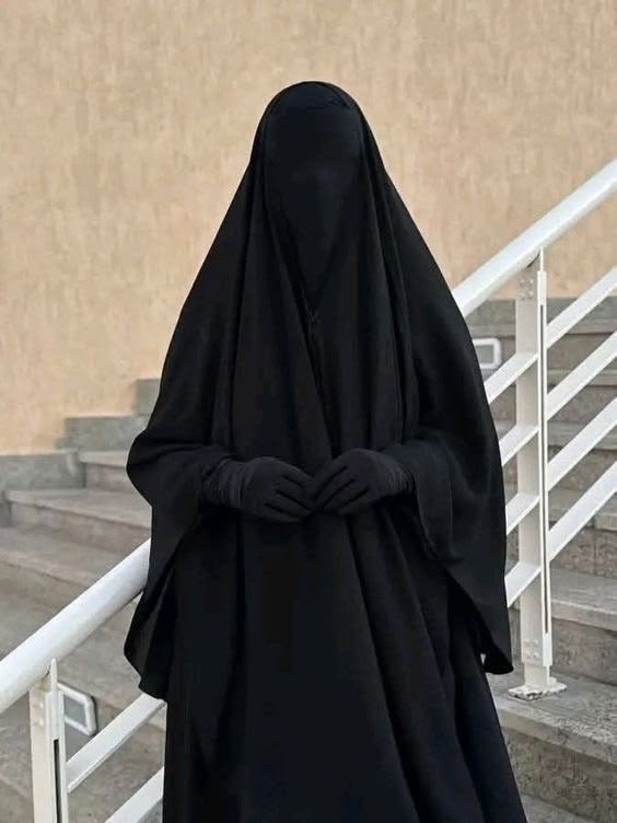 48yea's tweet photo. #٢٠٣٠_بلا_نقاب 
#بلا_نقاب_٢٠٣٠ 

بالله هذا منظر؟ طبيعي؟
وجه مطموس وملامح مختفيه وشخصيه كامله مدفونه تحت قطعة قماش شي المفروض يكون ابسط تعبير عن الإنسان صار عوره و عيب و لازم يتغطى؟اصلاً الهدف من النقاب هو تحويل المراه لشخص مجهول الملامح ما يبان منه شي فقط https://t.co/EveCLsOcdI