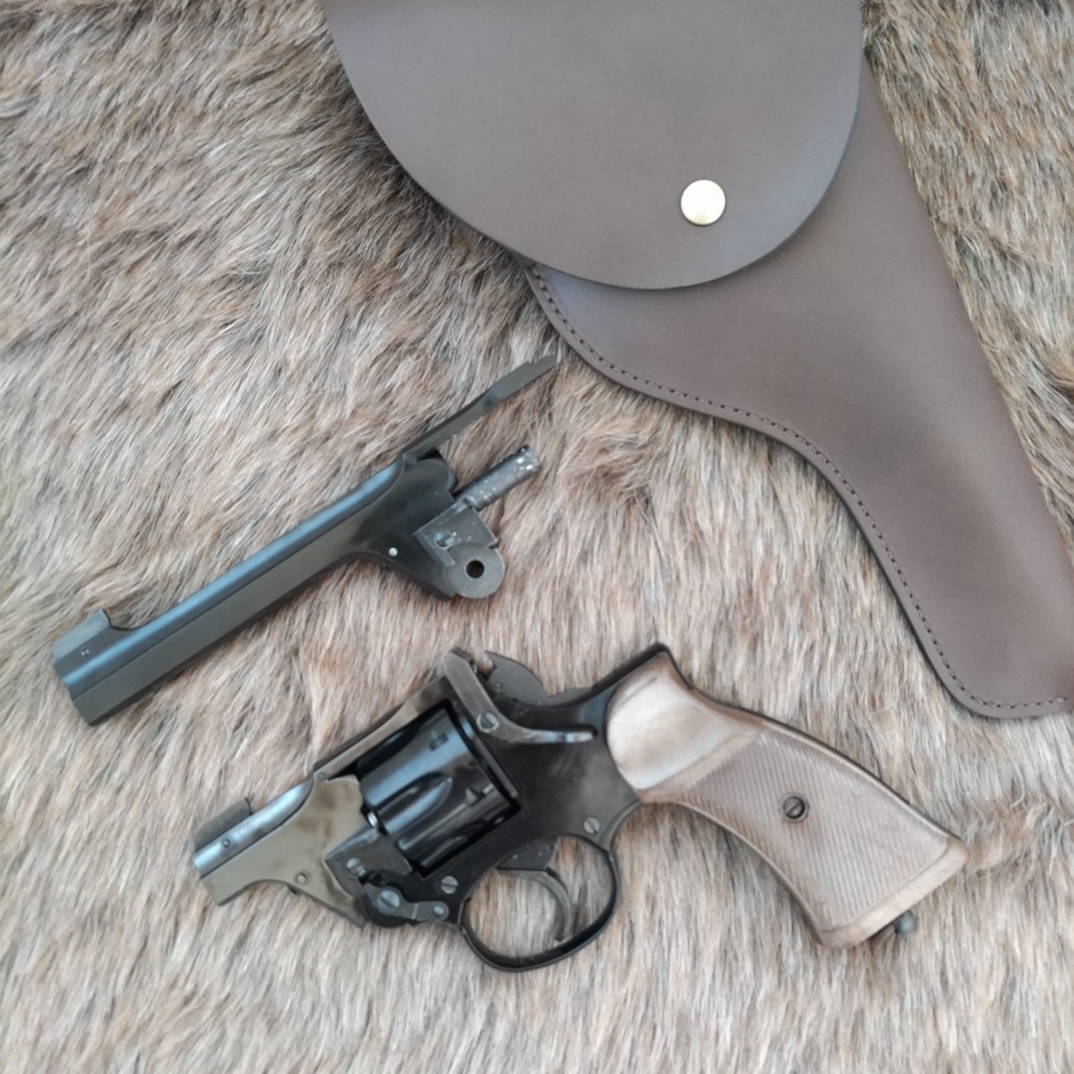 LeatherCraft_WB's tweet photo. マルシン製モデルガンのエンフィールド リボルバー用ホルスターはタンカー用とポリス用のバリエーションも製作を予定しています。
ひとまずタンカー仕様のバレルを入手したのでノーマルと交換してみました。 https://t.co/nx8vK1Iu9g