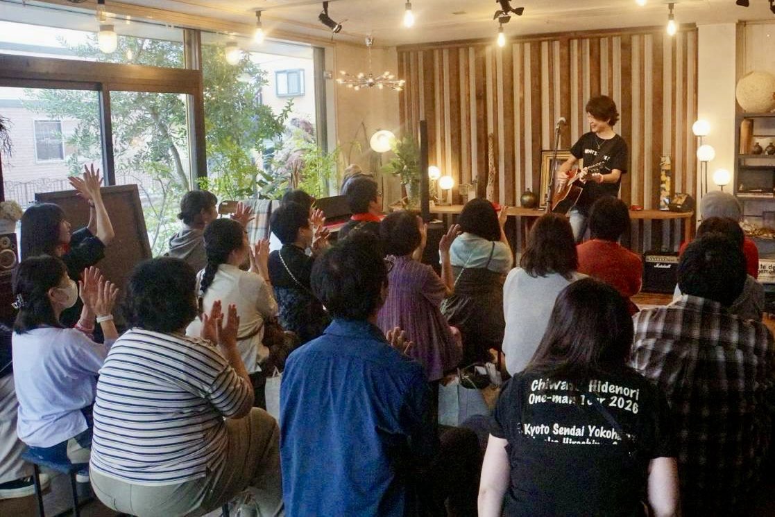 chiwataofficial's tweet photo. 【ワンマンツアー ２本目 仙台 フルハウスモカ】

初日の京都公演から１週間が経った昨日9/27(日)

ツアー２本目の仙台公演でした

先に言います

これまで何十回も仙台でライブをしてきましたが 過去イチに楽しくて盛り上がった仙台ワンマンでした！！！

２年振りの仙台ワンマン
いや〜ヤバかった!!
なんなんすかね
あの空気感
「最高」以外に言い表せる言葉が見つかりません！

客席のみんなが最初から心の扉を開いてくれていたので 自然と僕の魂も解放されて 終始 幸せな空気に満ちていました

京都公演と同様に
笑いあり
涙あり
ハプニングあり

「オレ 今 生きてるーーー！」って 血の沸るような感覚に全身が包まれて 本当に愛おしい時間でした☺️

駆けつけてくれたみんな
どうもありがとーーー！

浩ちゃん
スズくん
成田先輩
二瓶さん
色々とお世話になりました！
ありがとうね！

残り 18ブンの16（16/18)
１本１本 その日その時の全てをかけて臨みたいと想います

さあ！
３本目は 明日9/29(火)横浜

会場は 今月いっぱいで閉店となるミントホール
今まで何度も唄わせていただいた大好きな箱です
明日の僕のワンマンが ミントホールさん自体の"最後"のライブとなります

これまでの感謝の気持ちも乗せてウタを届けたいと想います

会場のみんなも一緒に最後の時間を胸に焼き付けましょうね！

楽しむよーーー！

待ってるよーーー!!

＜レコ発ワンマンツアー「WHAT IS LIFE ?」＞
◆9/20   京都 → over
◆9/27   仙台 → over
◆9/29   横浜
◆10/3    福岡
◆10/4    広島
◆10/18  佐賀
◆10/25  石垣島
◆11/1      神戸
◆11/3     徳島
◆11/7     都城
◆11/8     鹿児島
◆11/15   札幌
◆11/23   長岡
◆11/28   大阪
◆11/29   名古屋
◆12/5     熊本
◆12/6     長崎
◆12/13   東京

【ONLINE SHOP 情報!!】

デジモンアドベンチャーの主題歌『Butter-Fly』の新録セルフカバーを含む全10曲を収録したNewアルバム「WHAT IS LIFE ?」絶賛販売中！
その他 過去にリリースしたCD数種も取り扱っています！
今後 ライブDVDなどのラインナップも随時増えて行く予定ですのでお楽しみに！
詳しくは 千綿偉功オフィシャルサイト https://t.co/AU3MZNKayO トップページのバナーからSHOP画面をご確認下さい！

Newアルバム「WHAT IS LIFE ?」をご購入された方には非売品の特典が付いています！
また 購入金額による送料無料の設定もありますので ページ内をチェックして下さいね！

#デジモン
#バタフライ
#金色のガッシュ
#カサブタ