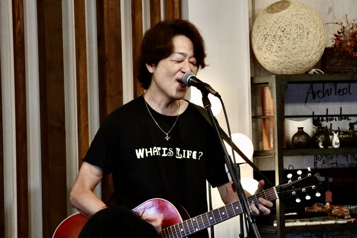 chiwataofficial's tweet photo. 【ワンマンツアー ２本目 仙台 フルハウスモカ】

初日の京都公演から１週間が経った昨日9/27(日)

ツアー２本目の仙台公演でした

先に言います

これまで何十回も仙台でライブをしてきましたが 過去イチに楽しくて盛り上がった仙台ワンマンでした！！！

２年振りの仙台ワンマン
いや〜ヤバかった!!
なんなんすかね
あの空気感
「最高」以外に言い表せる言葉が見つかりません！

客席のみんなが最初から心の扉を開いてくれていたので 自然と僕の魂も解放されて 終始 幸せな空気に満ちていました

京都公演と同様に
笑いあり
涙あり
ハプニングあり

「オレ 今 生きてるーーー！」って 血の沸るような感覚に全身が包まれて 本当に愛おしい時間でした☺️

駆けつけてくれたみんな
どうもありがとーーー！

浩ちゃん
スズくん
成田先輩
二瓶さん
色々とお世話になりました！
ありがとうね！

残り 18ブンの16（16/18)
１本１本 その日その時の全てをかけて臨みたいと想います

さあ！
３本目は 明日9/29(火)横浜

会場は 今月いっぱいで閉店となるミントホール
今まで何度も唄わせていただいた大好きな箱です
明日の僕のワンマンが ミントホールさん自体の"最後"のライブとなります

これまでの感謝の気持ちも乗せてウタを届けたいと想います

会場のみんなも一緒に最後の時間を胸に焼き付けましょうね！

楽しむよーーー！

待ってるよーーー!!

＜レコ発ワンマンツアー「WHAT IS LIFE ?」＞
◆9/20   京都 → over
◆9/27   仙台 → over
◆9/29   横浜
◆10/3    福岡
◆10/4    広島
◆10/18  佐賀
◆10/25  石垣島
◆11/1      神戸
◆11/3     徳島
◆11/7     都城
◆11/8     鹿児島
◆11/15   札幌
◆11/23   長岡
◆11/28   大阪
◆11/29   名古屋
◆12/5     熊本
◆12/6     長崎
◆12/13   東京

【ONLINE SHOP 情報!!】

デジモンアドベンチャーの主題歌『Butter-Fly』の新録セルフカバーを含む全10曲を収録したNewアルバム「WHAT IS LIFE ?」絶賛販売中！
その他 過去にリリースしたCD数種も取り扱っています！
今後 ライブDVDなどのラインナップも随時増えて行く予定ですのでお楽しみに！
詳しくは 千綿偉功オフィシャルサイト https://t.co/AU3MZNKayO トップページのバナーからSHOP画面をご確認下さい！

Newアルバム「WHAT IS LIFE ?」をご購入された方には非売品の特典が付いています！
また 購入金額による送料無料の設定もありますので ページ内をチェックして下さいね！

#デジモン
#バタフライ
#金色のガッシュ
#カサブタ