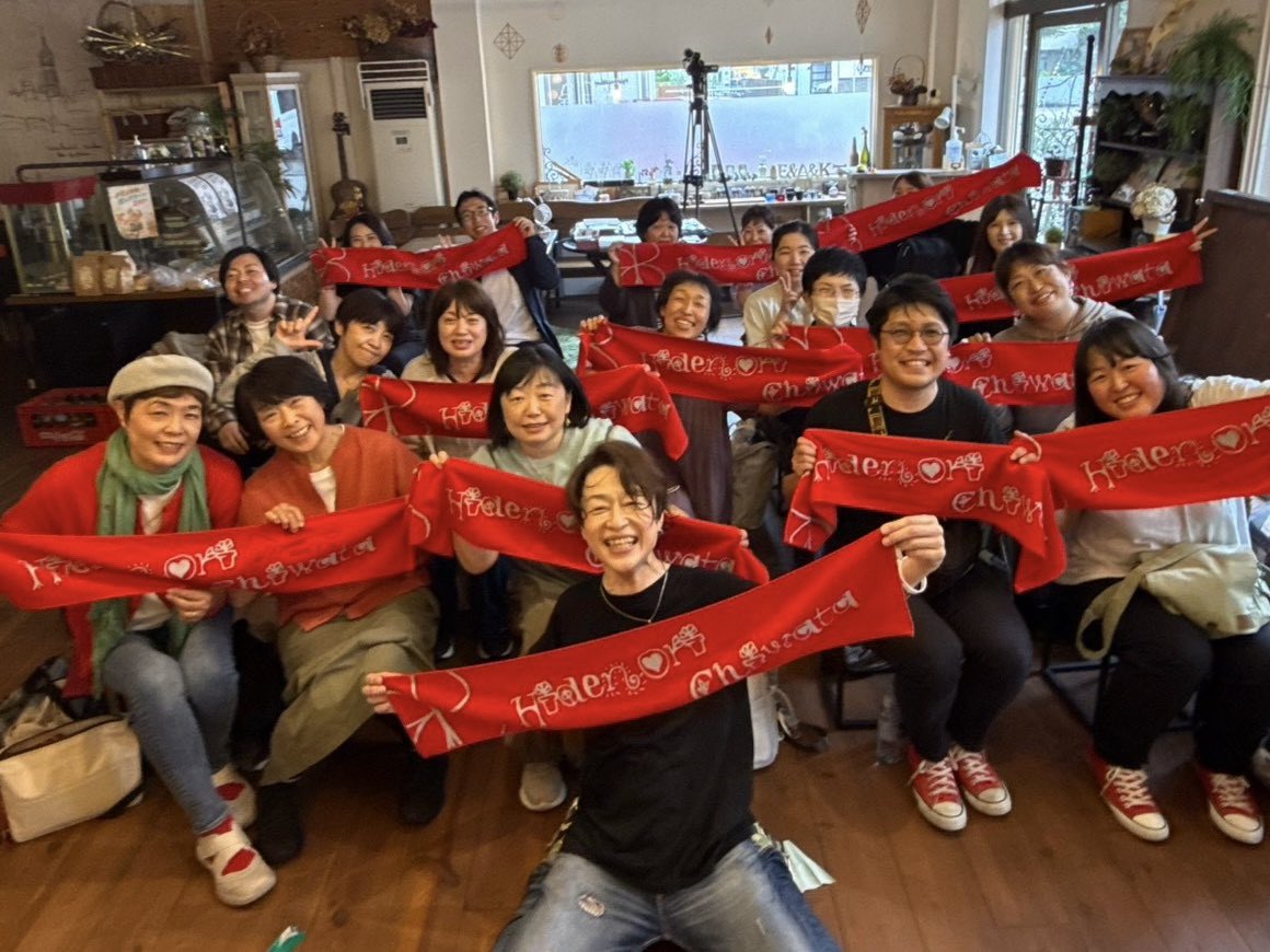 chiwataofficial's tweet photo. 【ワンマンツアー ２本目 仙台 フルハウスモカ】

初日の京都公演から１週間が経った昨日9/27(日)

ツアー２本目の仙台公演でした

先に言います

これまで何十回も仙台でライブをしてきましたが 過去イチに楽しくて盛り上がった仙台ワンマンでした！！！

２年振りの仙台ワンマン
いや〜ヤバかった!!
なんなんすかね
あの空気感
「最高」以外に言い表せる言葉が見つかりません！

客席のみんなが最初から心の扉を開いてくれていたので 自然と僕の魂も解放されて 終始 幸せな空気に満ちていました

京都公演と同様に
笑いあり
涙あり
ハプニングあり

「オレ 今 生きてるーーー！」って 血の沸るような感覚に全身が包まれて 本当に愛おしい時間でした☺️

駆けつけてくれたみんな
どうもありがとーーー！

浩ちゃん
スズくん
成田先輩
二瓶さん
色々とお世話になりました！
ありがとうね！

残り 18ブンの16（16/18)
１本１本 その日その時の全てをかけて臨みたいと想います

さあ！
３本目は 明日9/29(火)横浜

会場は 今月いっぱいで閉店となるミントホール
今まで何度も唄わせていただいた大好きな箱です
明日の僕のワンマンが ミントホールさん自体の"最後"のライブとなります

これまでの感謝の気持ちも乗せてウタを届けたいと想います

会場のみんなも一緒に最後の時間を胸に焼き付けましょうね！

楽しむよーーー！

待ってるよーーー!!

＜レコ発ワンマンツアー「WHAT IS LIFE ?」＞
◆9/20   京都 → over
◆9/27   仙台 → over
◆9/29   横浜
◆10/3    福岡
◆10/4    広島
◆10/18  佐賀
◆10/25  石垣島
◆11/1      神戸
◆11/3     徳島
◆11/7     都城
◆11/8     鹿児島
◆11/15   札幌
◆11/23   長岡
◆11/28   大阪
◆11/29   名古屋
◆12/5     熊本
◆12/6     長崎
◆12/13   東京

【ONLINE SHOP 情報!!】

デジモンアドベンチャーの主題歌『Butter-Fly』の新録セルフカバーを含む全10曲を収録したNewアルバム「WHAT IS LIFE ?」絶賛販売中！
その他 過去にリリースしたCD数種も取り扱っています！
今後 ライブDVDなどのラインナップも随時増えて行く予定ですのでお楽しみに！
詳しくは 千綿偉功オフィシャルサイト https://t.co/AU3MZNKayO トップページのバナーからSHOP画面をご確認下さい！

Newアルバム「WHAT IS LIFE ?」をご購入された方には非売品の特典が付いています！
また 購入金額による送料無料の設定もありますので ページ内をチェックして下さいね！

#デジモン
#バタフライ
#金色のガッシュ
#カサブタ
