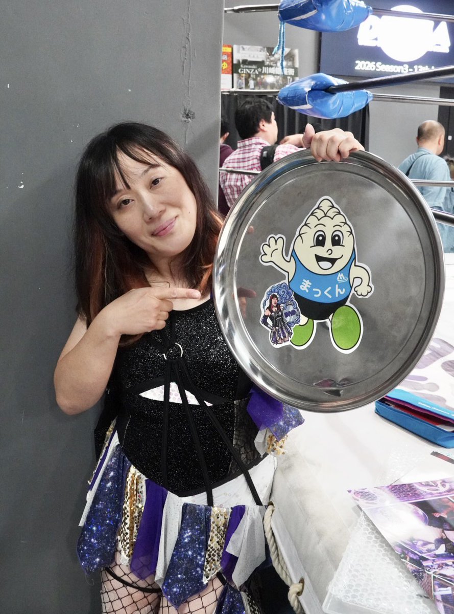 Takepapa1979's tweet photo. 昨日は佐藤の綾子さんの物販…芋煮会移動前のお忙しい時間にありがとうございました!
試合は相変わらずのキレッキレで段違いのパンチライン的な動き。攻めも受けも観てて安定感。さすがだなぁ。
大合唱はKGてことで、“空からの力”か“未確認飛行物体接近中”ですかね笑
#佐藤綾子 選手
#INVA
#ディアナ https://t.co/6Pnc7QOIln