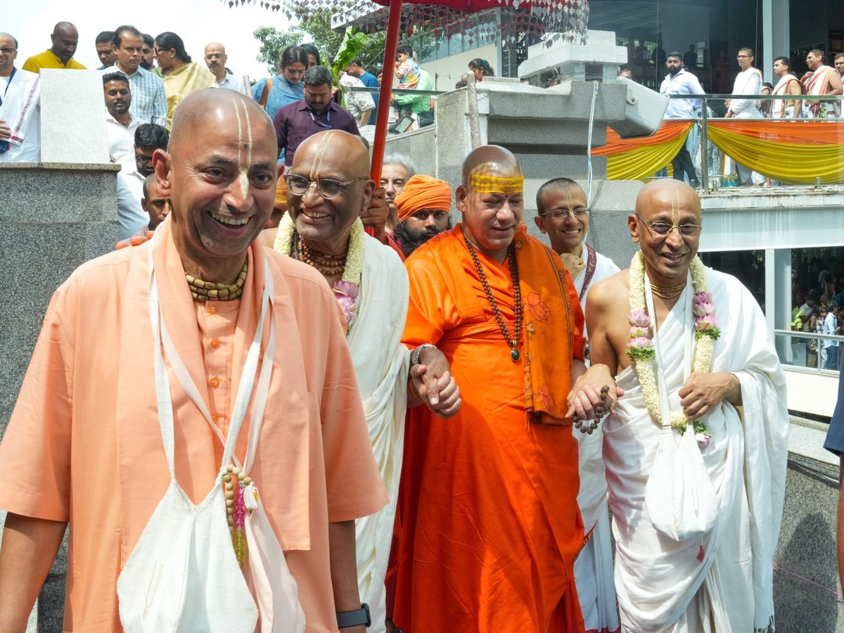 CP_Dasa's tweet photo. It was wonderful to be part of the Vishwaguru Sambhramotsava at ISKCON Hare Krishna Hill, Bengaluru, yesterday commemorating the recognition of His Divine Grace A.C. Bhaktivedanta Swami Srila Prabhupada as 'Vishwaguru' by the Akhila Bharatiya Akhara Parishad at the Maha Kumbh Mela in Prayagraj, last year. 

The celebration was graced by HH Sri Sri Kailashananda Giri Maharaj @JiKailashanand ,Acharya Mahamandaleshwar of Niranjani Akhara, whose presence made the occasion especially significant. Maharaj Ji had played an important role in facilitating and supporting the recognition of Srila Prabhupada as Vishwaguru, helping bring this acknowledgement of Srila Prabhupada’s global spiritual contribution to the forefront.

For those of us who have had the good fortune to serve Srila Prabhupada as our spiritual master, his life and teachings remain a constant source of inspiration. He carried the timeless wisdom of Sri Krishna from India to the world, making the path of bhakti accessible to people across cultures and continents.

The celebration was a beautiful occasion of gratitude and remembrance—honouring Srila Prabhupada’s extraordinary contribution and reflecting on the enduring spiritual legacy he has left for generations to come.

All glories to His Divine Grace Vishwa Guru Srila Prabhupada. 🙏

@madhupanditdasa
@ISKCONBangalore