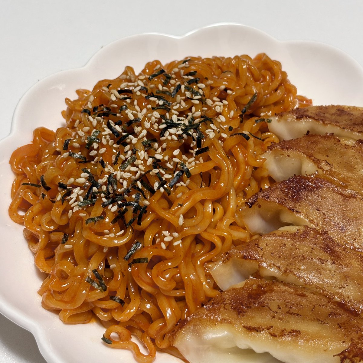 mukgodanyeoyo's tweet photo. 불닭에 교자😋 https://t.co/hNJpkzOEuU