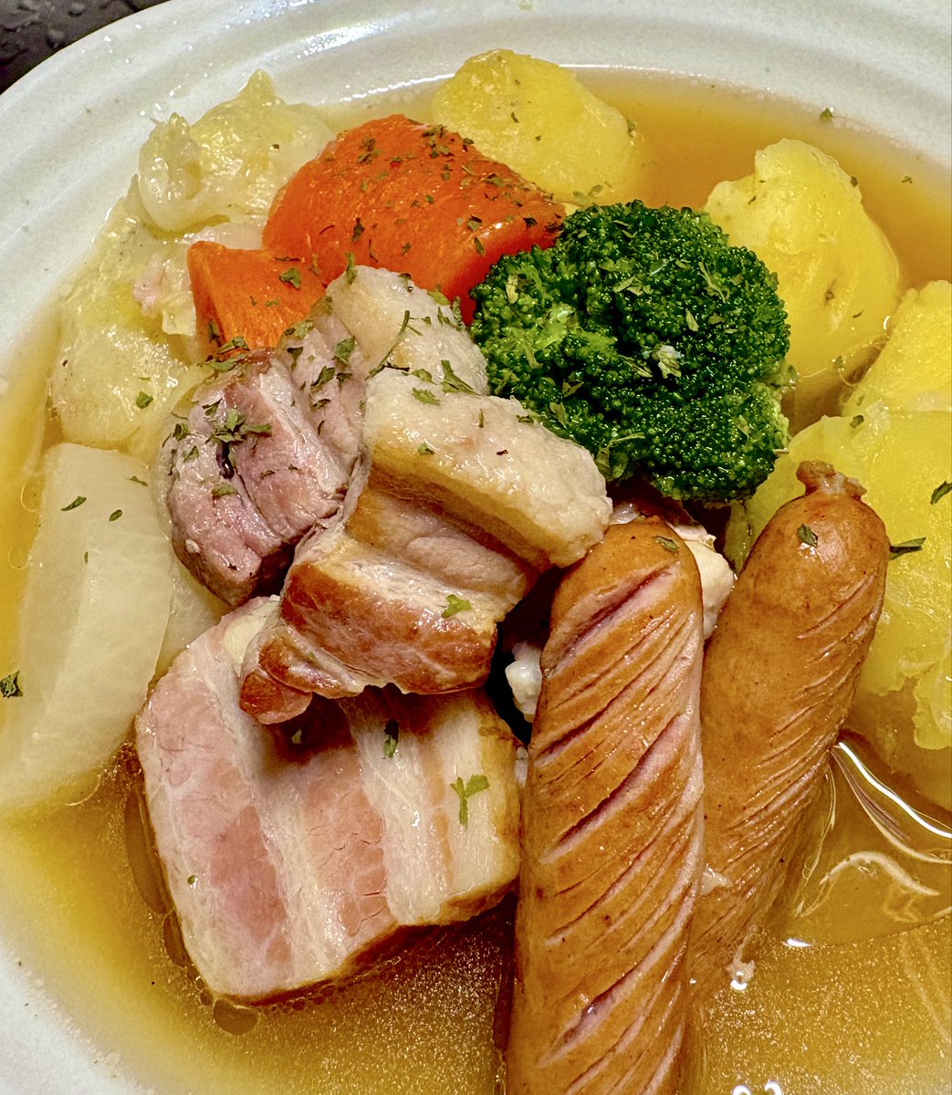 shutenou's tweet photo. ポトフ作ったよ。
少し肌寒い今日は、熱々のポトフ。
ローレルの爽やかな香りが食欲をそそります。
にんじんとじゃがいもは、圧力鍋で蒸して後入れしているので、
甘くてホクホク。
最後にキヨエさんのオリーブオイルをひと回ししていただきました。
強烈に美味しかったです。 https://t.co/oIpyZTQKNv