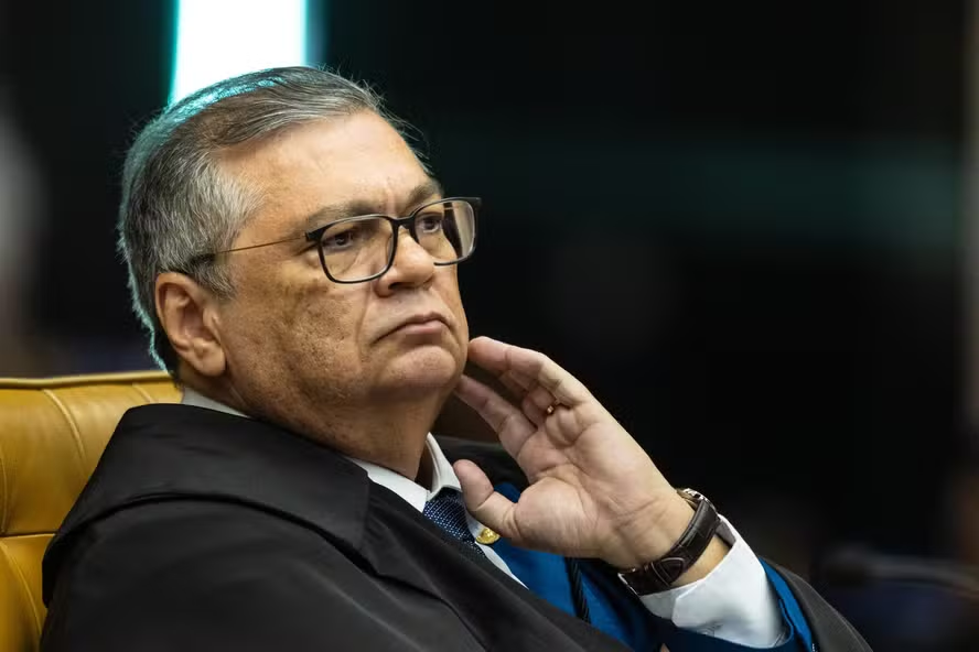 partidonovo30's tweet photo. Lula colocou um aliado político histórico como ministro de uma Corte que já tem poder demais.

Para surpresa de ninguém, esse ministro ignora a lei e atua em favor do grupo petista.

O Senado poderia ter barrado a indicação. Mas falhou. Lembre disso nas eleições de domingo.