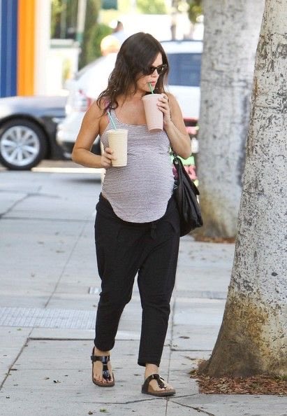 ewbilson's tweet photo. oh look, it’s her most consistent co-star ✨ paparazzi ✨  @jessicayvegt @rachuglybilson @RachSarahBilson @Zahiralachabona @mischascookies @Lolamentofnry https://t.co/dO7gBv64CT