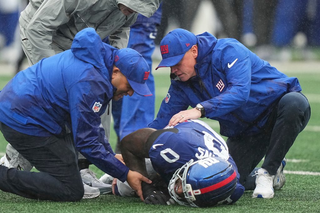 RapSheet's tweet photo. #Giants star pass-rusher Brian Burns is believed to have suffered a torn ACL, sources tell me and @AdamSchefter.

Burns, who played Sunday through ankle pain, now has a major knee injury. A significant loss. https://t.co/ODi4o5eZzz