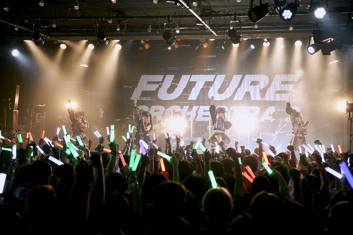 tommytommy1222's tweet photo. 【感謝御礼】
改めまして昨日はAmazing Flight TOUR FINAL 11th OMEMAN SHOW『FUTURE ORCHESTRA 2』にご来場してくれた皆様、関係者、スタッフの方々、バッグバンドのメンバー、皆様のお陰で無事ファイナルもやり切り、ツアーも完走できました。
来れなかった方、台風の影響で断念した方もいたと思います。
過去のワンマンも含め、なんとかDVDかBlu-rayにしようと思っていますので楽しみにしててください。

4年ぶりのバンドセットでのワンマンでしたが、いかがでしたでしょうか？
初めて体験する方も多かったと思います。
もちろん普段の音源出しの方が音も綺麗にまとまっていて聴きやすいとは思いますが、バンドならではの生感や荒々しさや、また違ったアレンジ、サウンドが良さでもあるので、新しいオケトーを見せれたんじゃないかと思います。
ツアーの集大成でもあり、会場の熱気や士気が高くてバンドの音に負けないくらい声出ててびっくりしました。
この一体感がオケトーのライブスタイルだなと改めて実感し幸せな気持ちになりました。
ありがとうございます！

バンドメンバーも忙しい方々ばかりなので、実はちゃんとしたリハーサルが一度しかできておらず、正直心配していたのですが、本番に強い持ち前の根性でしっかりかましてくれました。
メンバーも、リハーサルもそうですが、慣れないイヤモニなどに苦戦しながらも準備を重ね、本番ではツアーファイナルに相応しい熱いライブをしてくれて誇らしかったです。

最後のシラユリでは、まさに大団円すぎて本当に感動しました。
一緒に育ててくれてありがとうございました！
6月に披露した純白のシラユリが、ファイナルでは想い出が色づきオレンジ色に咲いてるような感じがして、愛される曲になってよかったなとしみじみ。

また、サプライズ披露した『TAKE OFF!』はいかがだったでしょうか？
夏のど真ん中に出来た曲で、実はTIFの縦動画ダイジェストで匂わせてはいたのですw
気づいた人いるかな？
Amazing Flight TOURのフライトは終わったけど、また新たな高みを目指して飛び立とうという気持ちを込めて作りました！
この曲はどうしても杏奈先生に振りを作ってもらいたかったので、完成した時にはこれこれって嬉しかったです。

また一緒に育ててくれたら嬉しいです。
皆さんの歌割りもあるのでw

オケトー初めての夏ツアー、大変なことも多かったですが、振り返ってみたら全てが楽しかったです。
また行ったことないとこツアーしたいなと思いました。
これにてAmazing Flight TOUR完了！

長文失礼いたしました。

引き続きTHE ORCHESTRA TOKYOの応援宜しくお願いいたします。