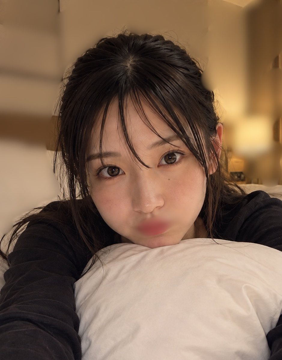 mio_hoiku's tweet photo. ちょっと聞いてみたいんだけど、、

私、童顔で
いまだに学生に間違えられるんだけど

20歳以上年下の子と並んで歩くのって
男の人はやっぱり気になりますか？

親子に見られそうって
思っちゃうのかな🥺

私は全然気にしないんだけどな https://t.co/bMBXRCEjw0
