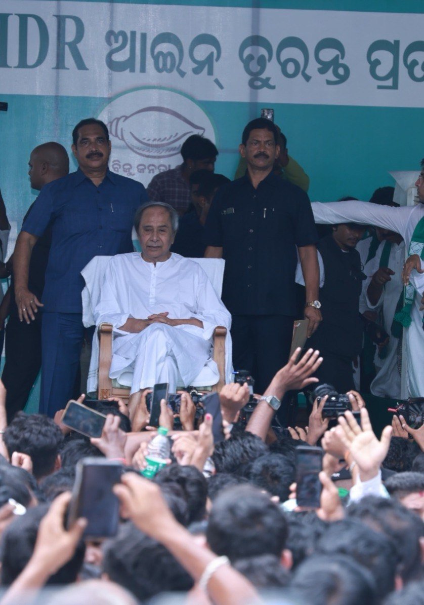 bjd_odisha's tweet photo. ଓଡ଼ିଆଙ୍କ ହୃଦୟର ଜନନେତା, ଓଡ଼ିଶାର ଅଧିକାର ପାଇଁ ବିଧାନସଭା ଆଗରେ କଲେ ଜୋରଦାର ପ୍ରତିବାଦ।

କେହି ଛଡ଼ାଇ ପାରିବ ନାହିଁ ଓଡ଼ିଆଙ୍କ ଅଧିକାର। ଓଡ଼ିଶାର ସ୍ୱାର୍ଥ ପାଇଁ, ସାଢ଼େ ଚାରି କୋଟି ଓଡ଼ିଆଙ୍କ ଅଧିକାର ପାଇଁ, ଆମ GenZ ଙ୍କ ଭବିଷ୍ୟତ ପାଇଁ ବିଜେଡିର ବିଶାଳ MMDR ବିକ୍ଷୋଭ।

#OdishaAgainstMMDR #MMDRAct2026 #BJDWithOdisha #ହଟାଅବିଜେପି #JababMaguchiOdisha