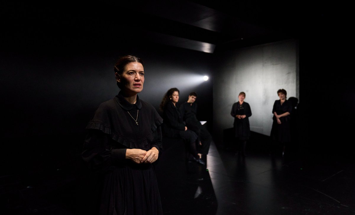teatrenacional's tweet photo. Una masia, diverses generacions i el pes d’una herència inevitable. #ElCadell, la nova tragèdia rural de @josepmariamiro, posa en valor el patrimoni i ret homenatge a les dones que durant dècades han sostingut la casa des de l’ombra.
📍 30/09 al 01/11
👉 https://t.co/qz1t4KBO4O https://t.co/P4ec1JbhTk