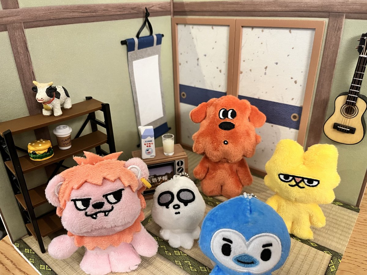 UshinoEsa's tweet photo. Seriaさん！
ちゃぶ台が欲しいです！！！！！

右のギターはユザワヤ
左の牛はスモールワールド東京
その他全てseriaで買えます

これから装飾を買い足してこのお部屋をグレードアップさせていきたい所存
#MILK
#やってMILK
#ミルミルくん https://t.co/URfTfhlVeB