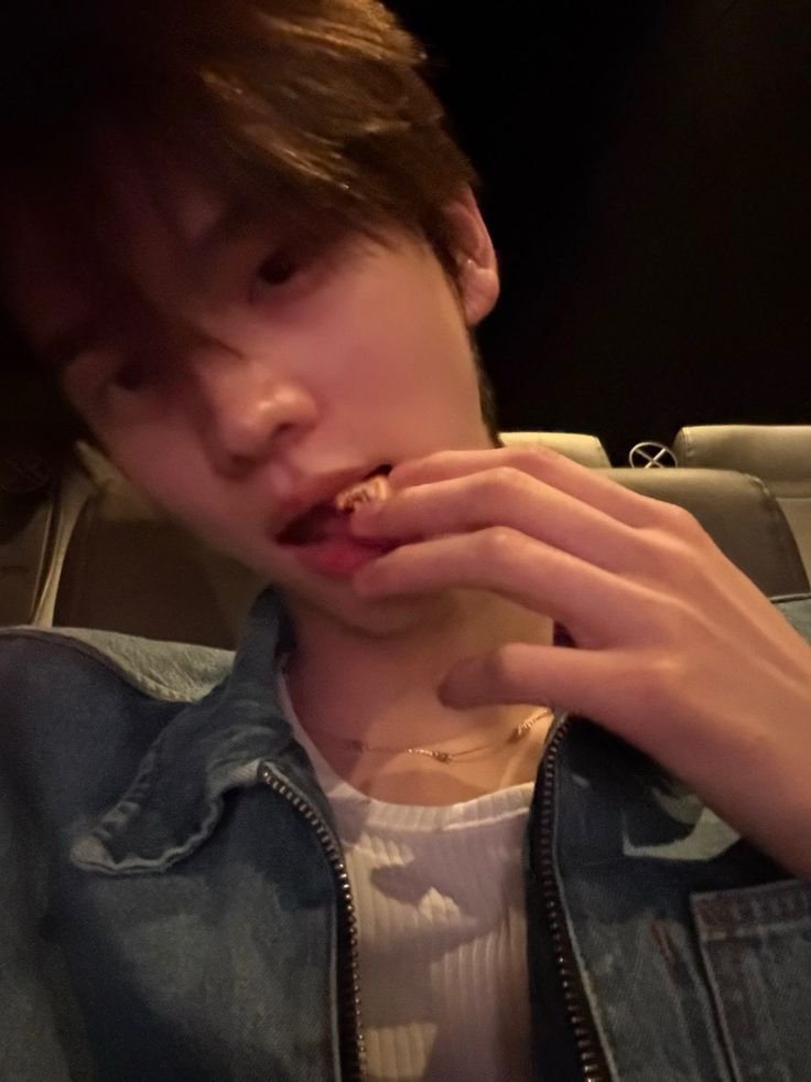 Raftsing's tweet photo. ᅠ
ᅠ        
ㅤ✎「  #2GETHER47   」
⤹  💬  ；𝒇𝒓𝒐𝒎 𝗗𝗜𝗢𝗡 🐇ᅠ

Having a small me time, watching Resident Evil. Oh, poor MC. Have you guys watch RE?ᅠ
ᅠ        ᅠ
ᅠ        ᅠ
ᅠ https://t.co/5FBAcy7491