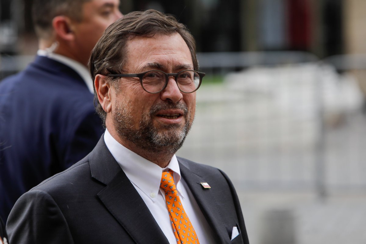 elmostrador's tweet photo. 🎙️ #AlPanPan | Jorge Heine, abogado, académico honorario U. de Chile y exembajador: La interpelación al canciller Francisco Pérez "tiene la mayor importancia", porque es "la primera interpelación a un canciller" en democracia y también "a un ministro de este gobierno". Ahora, "en general los cancilleres han estado un poco eximidos de la crítica política más fuerte", sin embargo, a Pérez con esto "se le está moviendo el piso" y en lo personal, creo que "todos los responsables de las políticas públicas deben someterse al escrutinio" parlamentario y de la opinión pública. Además, "hay muy buenas razones para estas interpelaciones", ya que "hemos tenido situaciones insólitas" en relaciones con EEUU, Argentina e Israel, en que "el gobierno ha mostrado extremada debilidad".

Créditos: Lukas Solís, Agencia Uno 

Sigue la transmisión ⬇️
https://t.co/Wc2Ge2NNPY