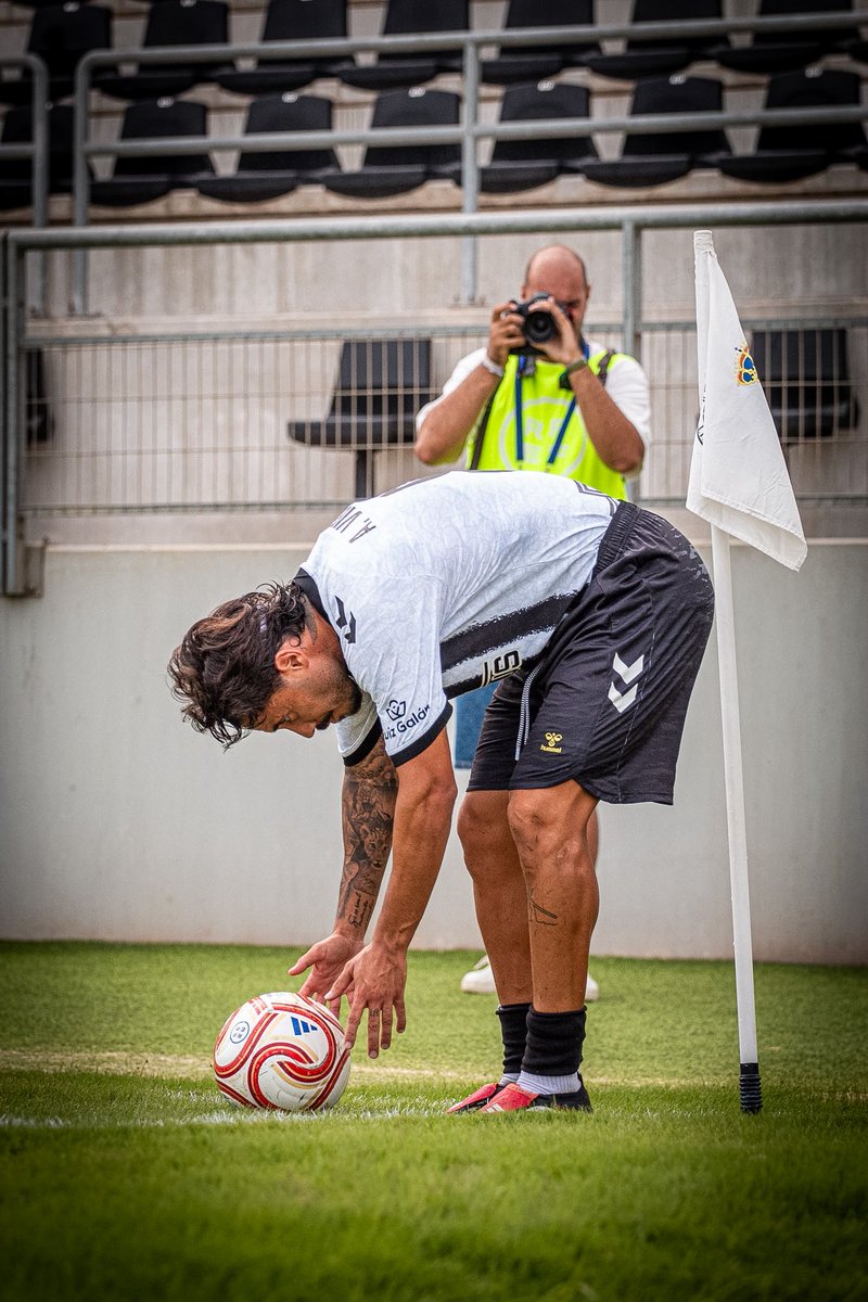 viedma_5's tweet photo. +3 con nuestra gente, dando la imagen de lo que somos, un equipo con hambre, ambición y compromiso.

Lo merecíamos TODOS!!

A por más 👏🏼 @RBL1912 https://t.co/vrl1kmO0Bo