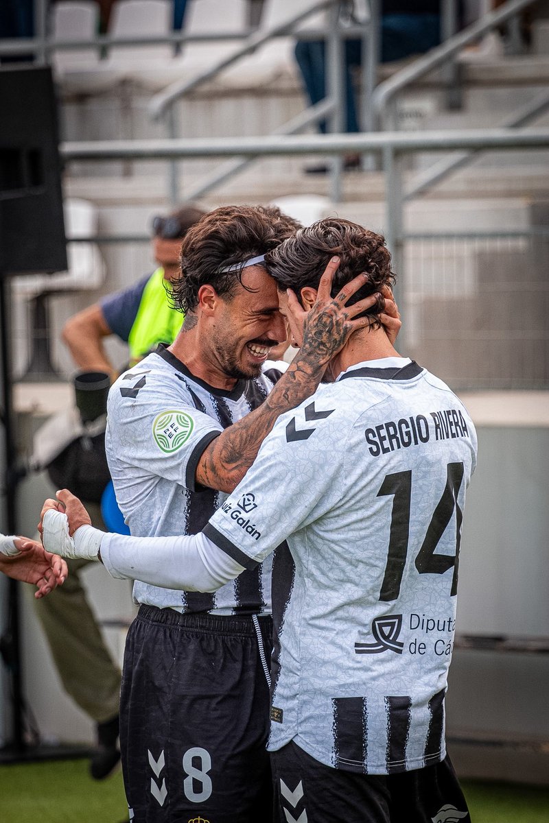 viedma_5's tweet photo. +3 con nuestra gente, dando la imagen de lo que somos, un equipo con hambre, ambición y compromiso.

Lo merecíamos TODOS!!

A por más 👏🏼 @RBL1912 https://t.co/vrl1kmO0Bo