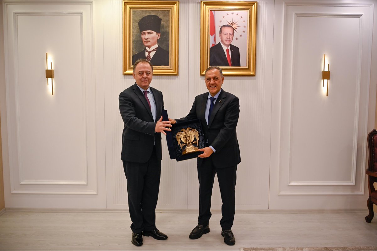 ahusta07's tweet photo. 🇹🇷Terörle Mücadele Daire Başkanlığından atandığı Yalova Emniyet Müdürlüğü  görevine bugün başlayan 1. sınıf Emniyet Müdürü Sn. Yusuf Topcan’ı kabul ettim. Bulunduğu kritik makamın merkez tecrübesiyle Yalova’da güzel işler yapacağımıza olan inancım tam. Kendisine başarılar diliyorum. Yeni görevi ve görev yeri Sn. Müdürümüze  ve Yalova Emniyetimize hayırlı olsun.🇹🇷

@EmniyetGM 
@yalovavaliligi 
@ValiFidan 
@EmniyetYalova