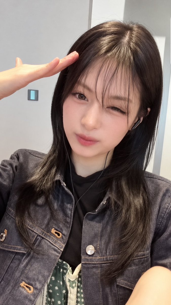 AXeRoNi's tweet photo. 🫡🫡🫡
#AHYEON #BABYMONSTER https://t.co/a4GVKyix8T