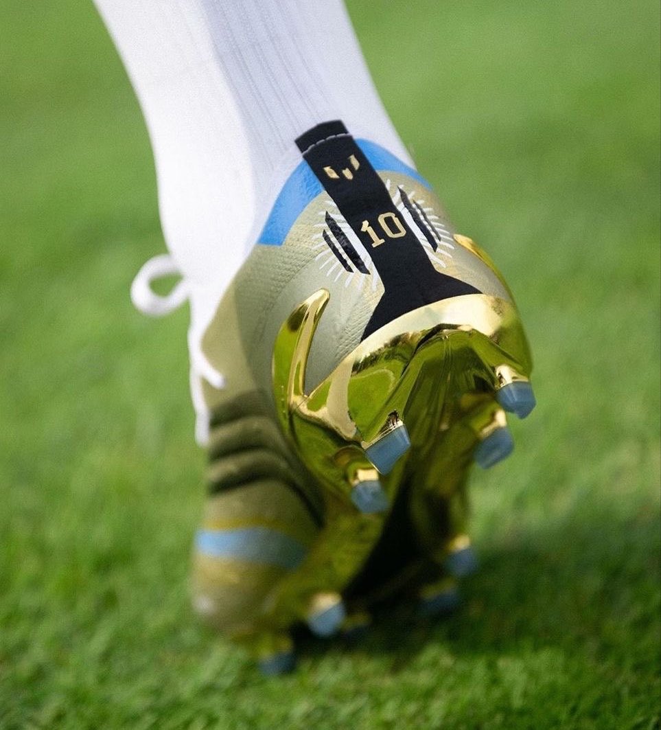 Tobs_fc's tweet photo. 🚨 BREAKING: Messi has chosen to wear his 2022 golden boot on his farewell game on October 6th. 

He wants to sign out with the same boot he won the World Cup with. 🥹❤️ https://t.co/1jmt1zK997