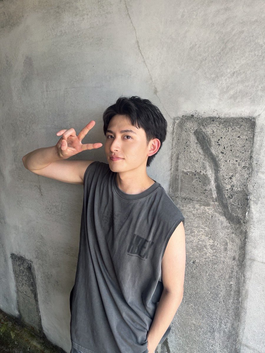 yukihayama1027's tweet photo. #陽キャ集団 第8話  
今夜放送です！！

3枚目の砂浜に埋まってる人です！

観てね☀️🌊 https://t.co/iTFKO1TagI
