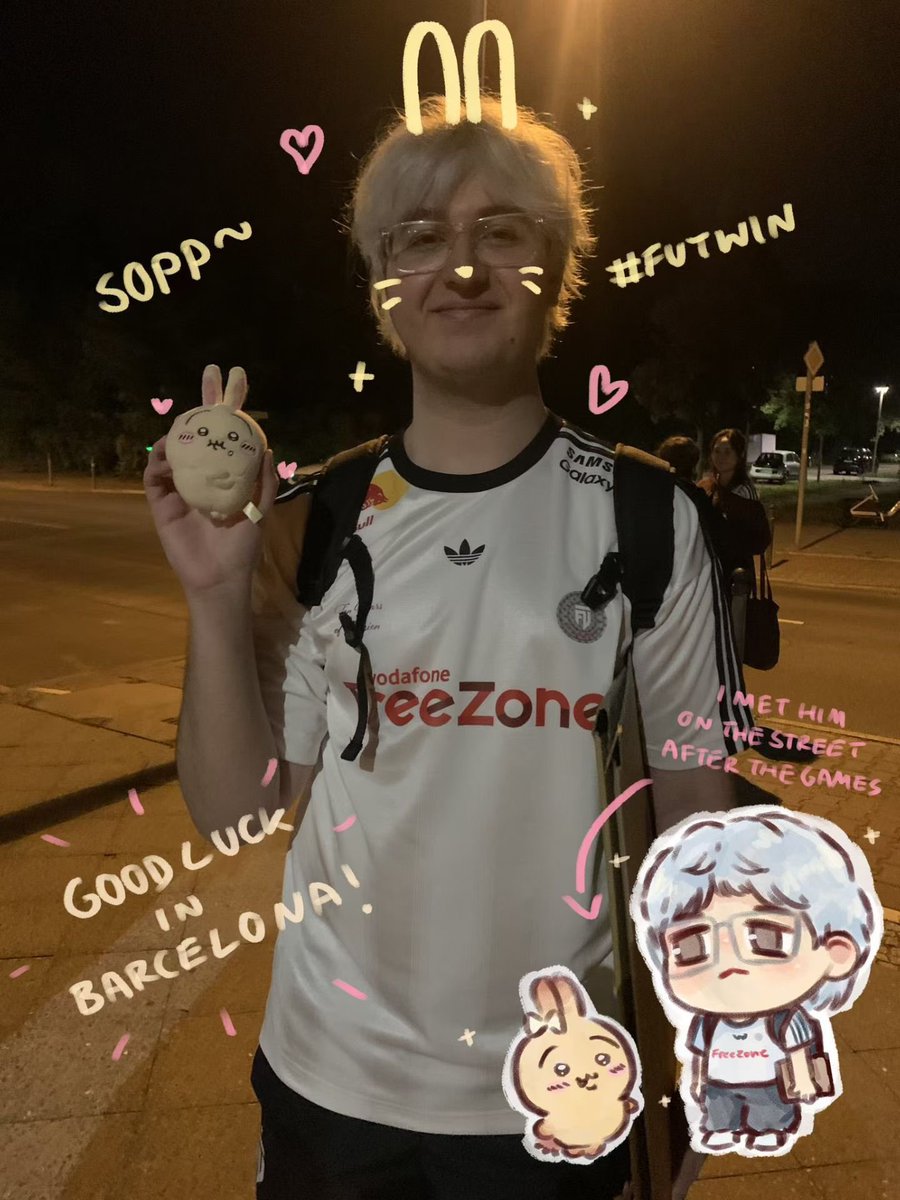QQtanz5rx's tweet photo. I looked through the album and found this photo by chance it’s so cuuuuuute🤍💛🩷 https://t.co/5uUKm4BT3v