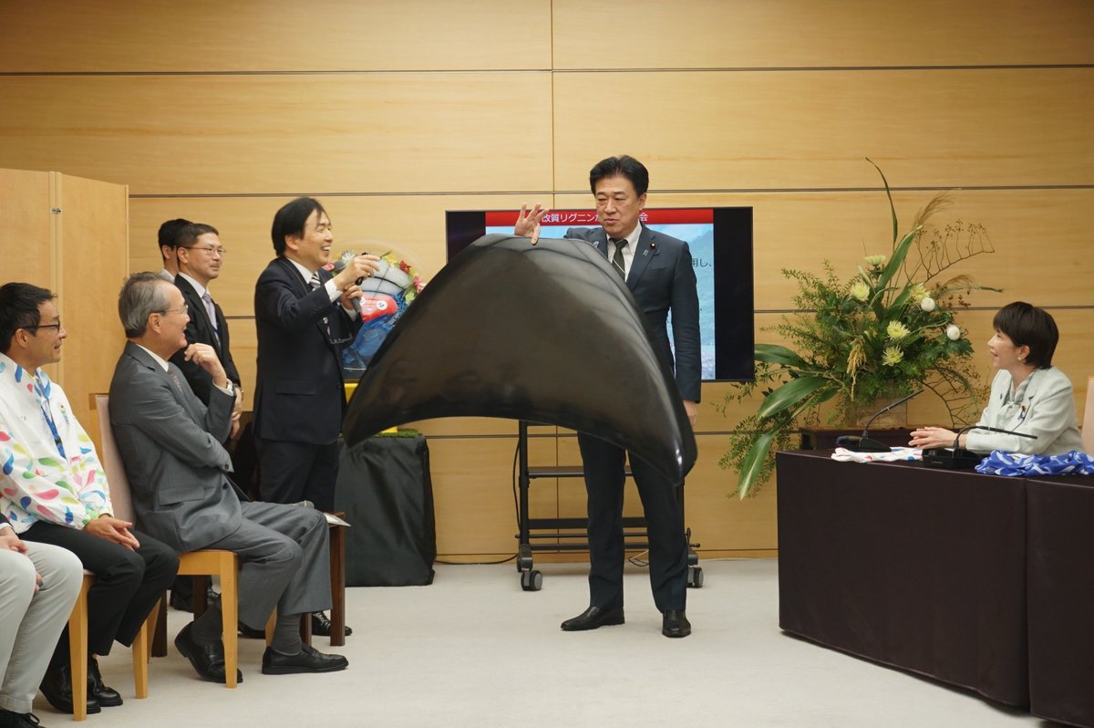 MLIT_JAPAN's tweet photo. GREEN×EXPO協会の筒井会長らが高市総理を訪ね、技術者がグリーン技術のデモンストレーションを披露しました。

#横浜グリーンエクスポ を「みんなが楽しめる万博」を目指す中で「グリーン技術の産業見本市」にしていきます。

#withGREENEXPO

https://t.co/48CA77lYfW
https://t.co/rMH7F2ESMD https://t.co/XB4lmzM2U3