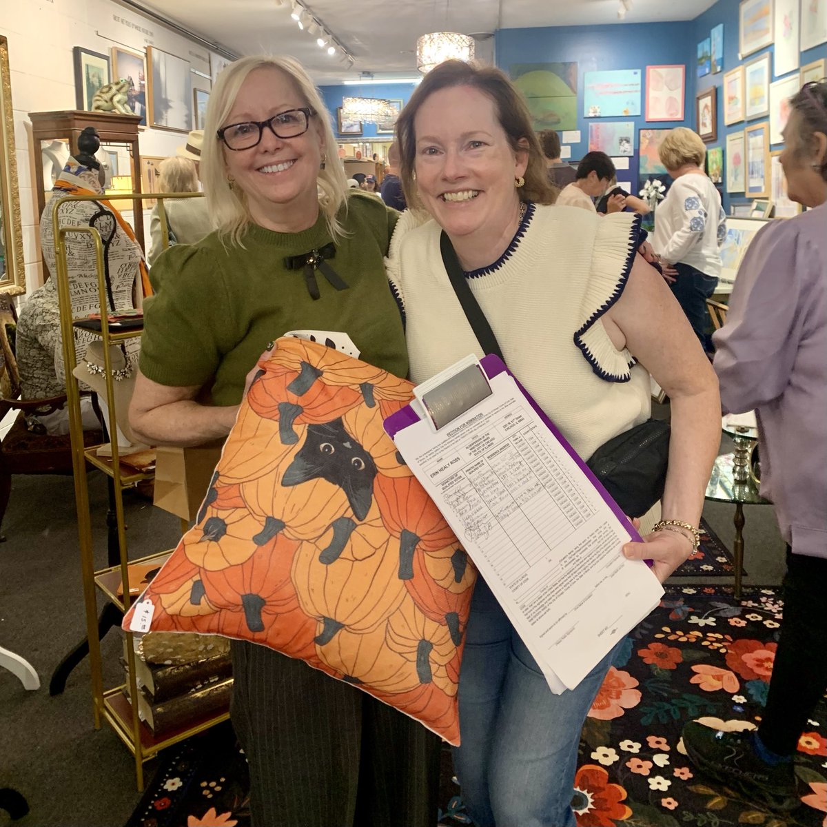 erinrossfor19's tweet photo. Couldn’t have asked for a more beautiful weekend in Chicago! We welcomed SEIU to the neighborhood to canvas for Therese Boyle &amp; Fran Hurley, knocking on doors and meeting residents. Then  soaked up sunshine at the Beverly Art Walk &amp; got a haul at the 95th Street Farmers Market. https://t.co/Am5ZtyyMkf