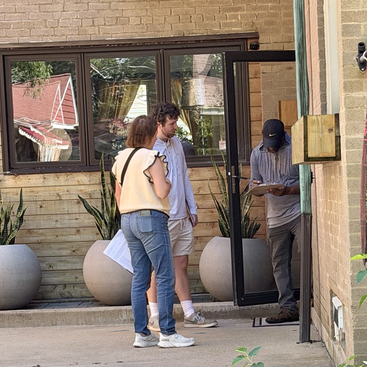 erinrossfor19's tweet photo. Couldn’t have asked for a more beautiful weekend in Chicago! We welcomed SEIU to the neighborhood to canvas for Therese Boyle &amp; Fran Hurley, knocking on doors and meeting residents. Then  soaked up sunshine at the Beverly Art Walk &amp; got a haul at the 95th Street Farmers Market. https://t.co/Am5ZtyyMkf