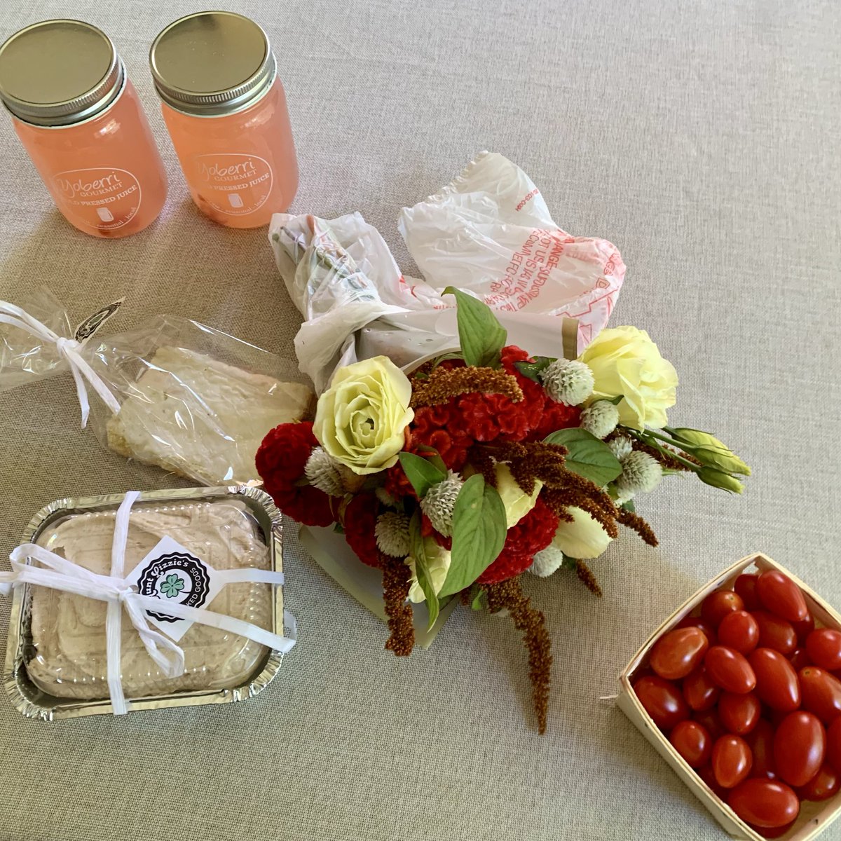 erinrossfor19's tweet photo. Couldn’t have asked for a more beautiful weekend in Chicago! We welcomed SEIU to the neighborhood to canvas for Therese Boyle &amp; Fran Hurley, knocking on doors and meeting residents. Then  soaked up sunshine at the Beverly Art Walk &amp; got a haul at the 95th Street Farmers Market. https://t.co/Am5ZtyyMkf