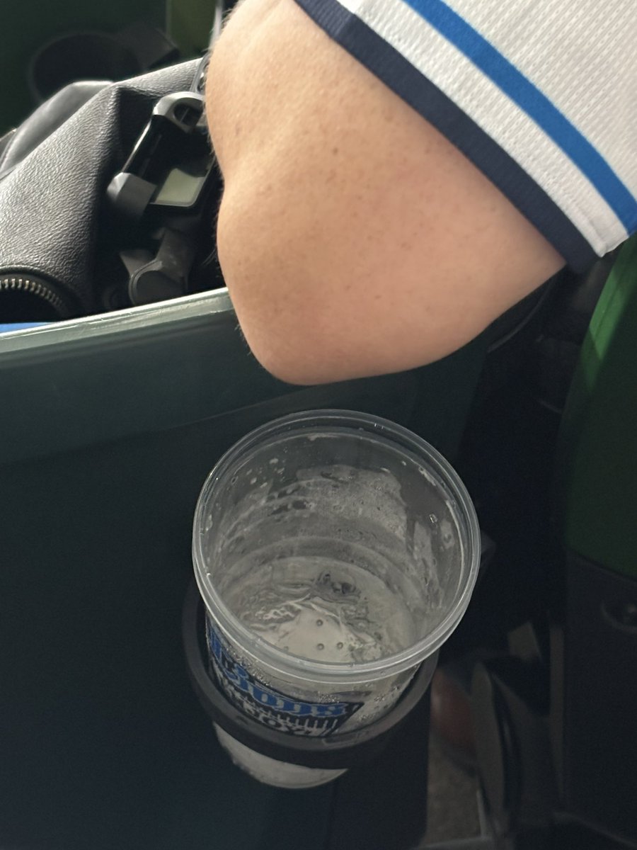 seri110818's tweet photo. 飲み物取るのに5、6回ぐらい「すみません…腕どけてもらってもいいですか…？」って聞いてるのに、直らないのなんで？？？ https://t.co/pc51oP1W2d