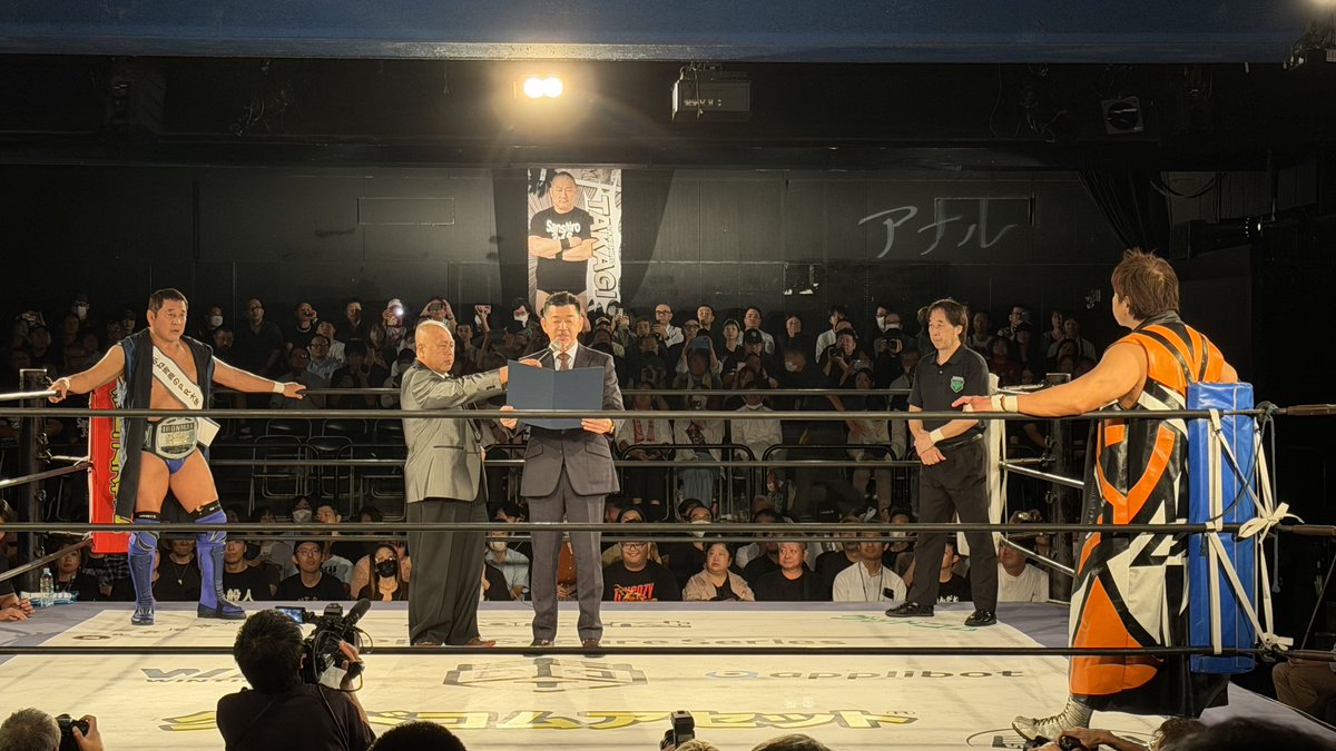 natsuko_pw's tweet photo. DDTアイアンマンヘビーメタル級選手権試合を超日本プロレスのリングで新日の選手がやるんですけど、裁くのプロレスリング・ノアのレフェリーです

あと壁の文字ひどい

#超日本プロレス https://t.co/VjSsTycbU8