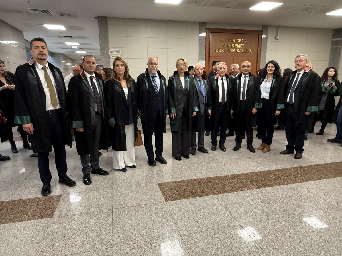 avelcinozge's tweet photo. Deniz Göktaş’ın duruşmasını takip etmek üzere @avkemalbinici ile birlikte bugün Çağlayan Adliyesi’ndeydik. 

Deniz, akıl ve hiciv dolu, kendine hayran bırakan savunmasıyla aslında çok basit bir gerçeği yeniden hatırlattı. Mizahın ve haliyle sanatın doğasında abartı, eleştiri, ironi ve rahatsız etmek vardır. Bunları ceza hukukunun konusu haline getirmek, ifade özgürlüğünün sınırlarını daraltmaktır.

Deniz’in özgürlüğüne kavuşması elbette sevindirici. Ancak bir komedyenin sahnede kurduğu cümleler nedeniyle aylarca tutuklu kalmasının ardından hakkında mahkumiyet kararı verilmiş olması, ifade özgürlüğü açısından ciddi bir endişe kaynağıdır.

Deniz’in özgürlüğüne kavuşmasına seviniyoruz.
Şimdi olması gereken, ifade özgürlüğünün de özgür kalmasıdır.