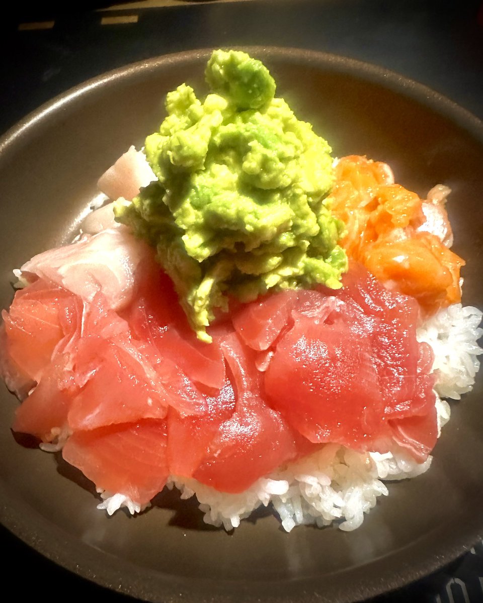 puko_strom's tweet photo. 初、ポキ丼。刺身とアボカド合うわ~👏👏👏👏 https://t.co/KyR0M1RACs