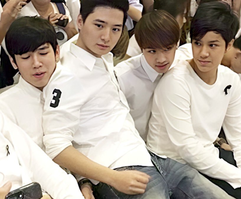 gift_rin_'s tweet photo. 🗣️:ภูมิใจในไดเรคเตอร์คนนี้มั้ย เห็นมาแต่อ้อนแต่ออก
🐢:สุดๆกี่เพลงก็ให้น้องทำหมด ไม่มีใครแล้วครับตอนนี้ นนน all around
🐢:จากไอ่เด็กนั่งตักในวันนั้นสู่ผู้กำกับเต็มตัวในวันนี้

จากวันนั้นสู่วันนี้คือเติบโตมาด้วยกันจริงๆ
#ButterfliesKRIST_BehindTheScenes
#KristPerawat
#mynameisnanon https://t.co/l4LrUw8gXX