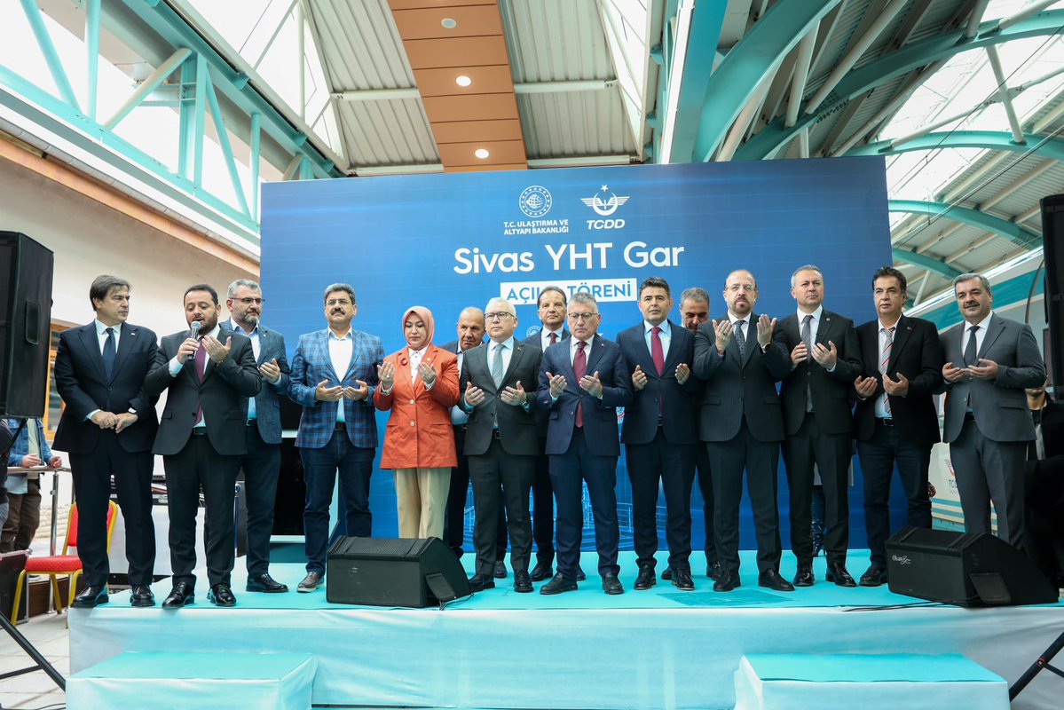 avabdullahguler's tweet photo. Ulaştırma ve Altyapı Bakan Yardımcımız Osman Boyraz, Enerji ve Tabii Kaynaklar Bakan Yardımcımız Nevzat Şatıroğlu, Valimiz Yılmaz Şimşek, Milletvekillerimiz Hakan Aksu, Rukiye Toy ve il protokolümüz ile birlikte #Sivas YHT Yeni Gar Binası'nın açılışını gerçekleştirdik. 

Tarihi kültür varlığı olarak tescilli olan lojistik ambar binasının özgün mimariye uygun olarak restore edilmesiyle inşa edilen, 1.005 metrekare kapalı alana sahip olan yeni gar binası ve alanı;  yüksek kapasiteli bir bekleme salonu, VIP salonu, bilet gişeleri, mescit, otopark ve kafeterya gibi yolculara daha modern ve konforlu bir anlayışla hizmet edecek bir alandan oluşuyor. 

#Sivas'ımız için hayırlı olmasını diliyorum.