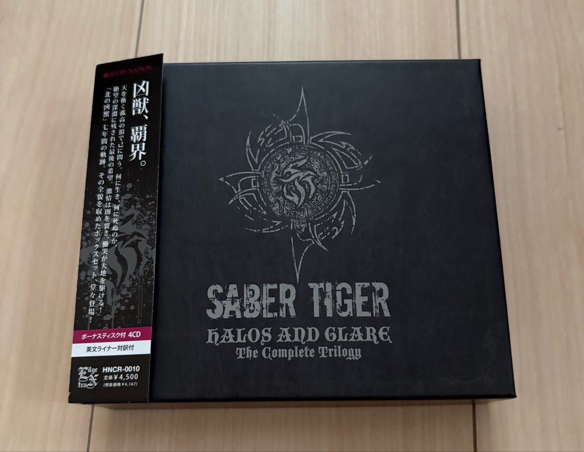 Metal_Saber's tweet photo. SABER TIGER "HALOS AND GLARE - The Complete Trilogy" 苦難の上国内盤として発売されたBOXセット。今年45周年記念でツアーを行なっている三部作をまとめておりジャケも新しくなっている。来週から始まるBystander Effectも全て英詞になり収録
#SABERTIGER
#BystanderEffect https://t.co/0rNc024RhM