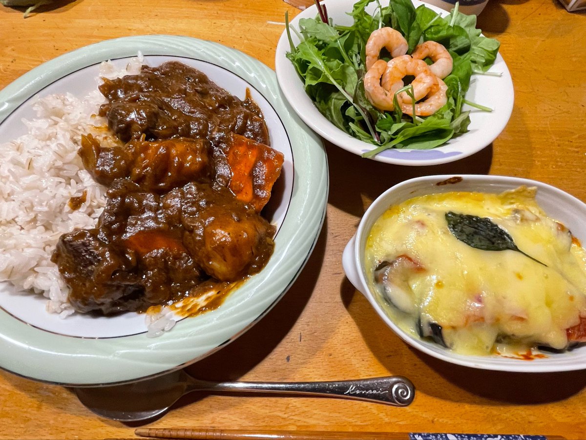 doppelTRPG's tweet photo. ということで、本日の夕食🤤

牛スネ肉の欧風ビーフカレー🐂
ナスとトマトソースのチーズ焼き🍆🍅🧀
シュリンプサラダ🦐🥗

バランスよく洋風になりました😁 https://t.co/SLCrrAOoM5