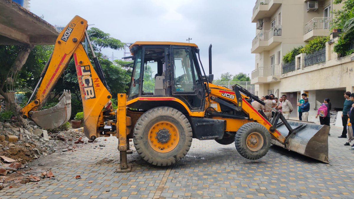 Pravendra_Sikar's tweet photo. #Noida
सेक्टर-79 की सिविटेक स्टेडिया सोसायटी में निर्माणाधीन मंदिर का ढांचा नोएडा प्राधिकरण ने तोडा। परिसर में पूजा स्थान नहीं होने पर इस मंदिर का निर्माण निवासी चंदा कर रहा रहे थे। मंदिर निर्माण के लिए एक ट्रस्ट भी बनाया था।सोसायटी परिसर में यह स्थान मंदिर के लिए चिंहित नहीं था। https://t.co/P9ERZjPqDr