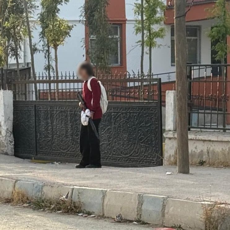 saboozge's tweet photo. Van’da kız öğrenci elinde tüfekle okula geldi. Osmaniye'de Anadolu lisesinde gerçekleşen silahlı saldırıda bir öğretmen hayatını kaybetti.

Max 10 sene sonra ne eğitim ne okul denen bir şey kalmayacak. Uzun uzun anlattırmayın. Siz o hikayeyi biliyorsunuz. #van #osmaniye https://t.co/FDtKhMFXCo