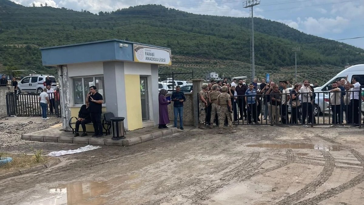 saboozge's tweet photo. Van’da kız öğrenci elinde tüfekle okula geldi. Osmaniye'de Anadolu lisesinde gerçekleşen silahlı saldırıda bir öğretmen hayatını kaybetti.

Max 10 sene sonra ne eğitim ne okul denen bir şey kalmayacak. Uzun uzun anlattırmayın. Siz o hikayeyi biliyorsunuz. #van #osmaniye https://t.co/FDtKhMFXCo