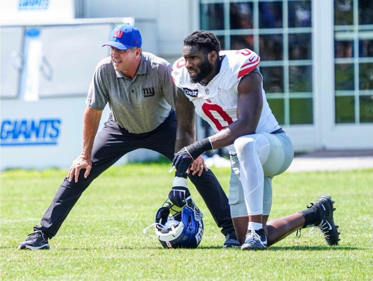BigBlueFilmRoom's tweet photo. It is believed that Brian Burns has torn his ACL, per Ian Rapoport.

Burns had a monster season in 2025, recording 16.5 sacks.

The Giants will now rely heavily on Abdul Carter and Kayvon Thibodeaux for the remainder of the season. https://t.co/bn1qFYXIGj
