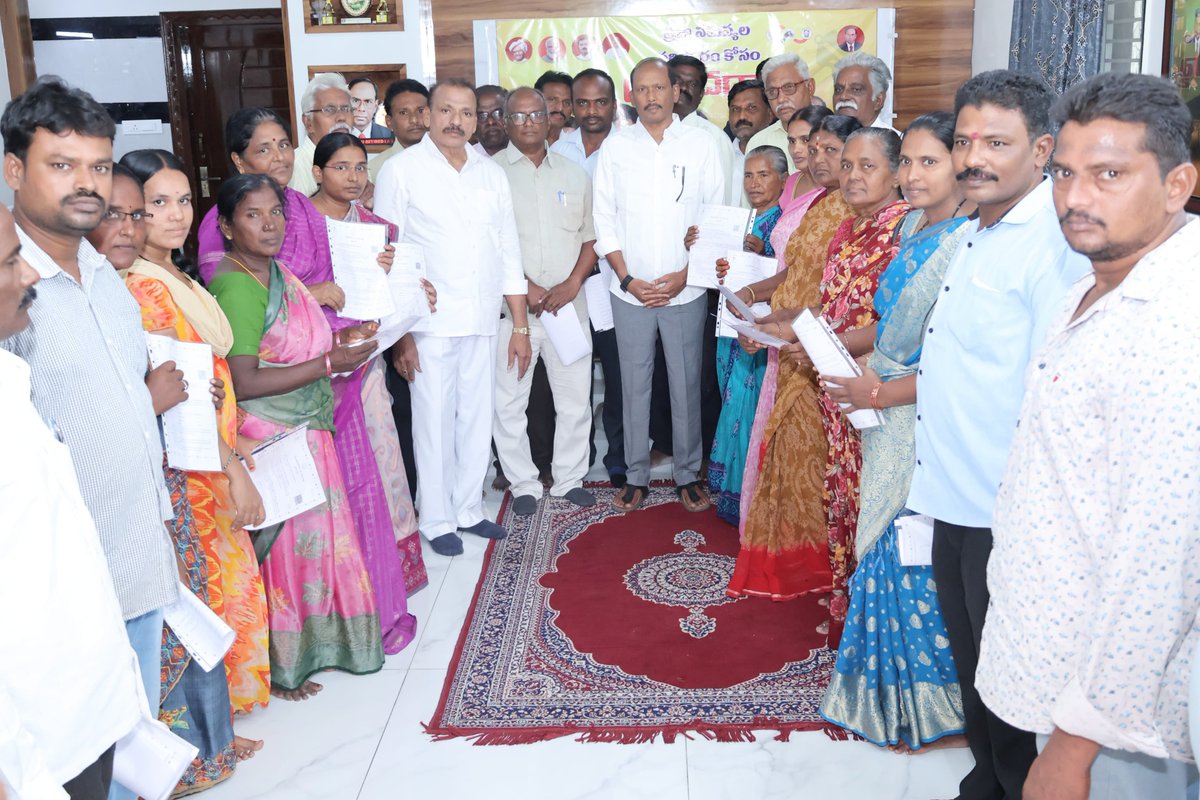 BnVijayKumar_Bn's tweet photo. సంతనూతలపాడు నియోజకవర్గ పరిధిలోని పేద, అర్హులైన కుటుంబాలకు సొంతింటి కలను సాకారం చేసేందుకు ప్రభుత్వం అమలు చేస్తున్న **PMAY 2.0** పథకంలో భాగంగా మంజూరైన ఇళ్లకు సంబంధించిన హౌస్ శాంక్షన్ లెటర్లను లబ్ధిదారులకు అందజేశాను.
#PMAYG 
#KutamiPrabhutvam 
#TeluguDesamParty 
#BnVijayKumar 
L https://t.co/xZ1VEeW2hX