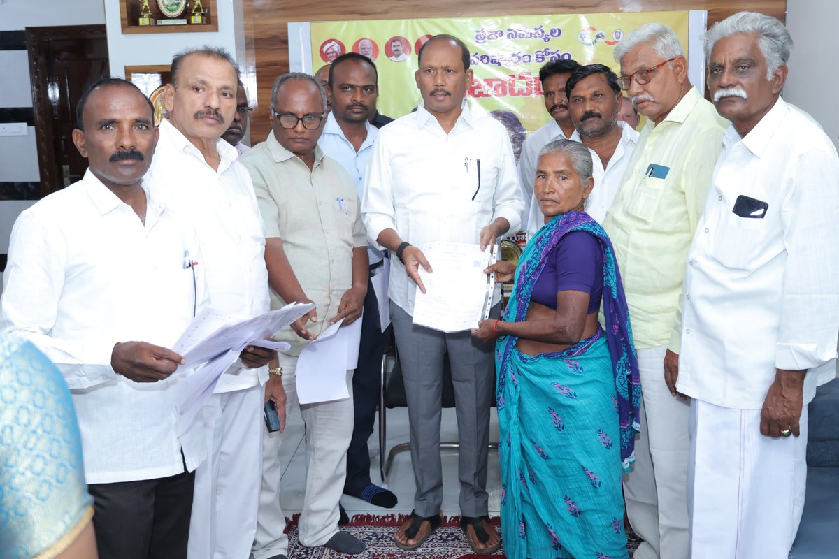 BnVijayKumar_Bn's tweet photo. సంతనూతలపాడు నియోజకవర్గ పరిధిలోని పేద, అర్హులైన కుటుంబాలకు సొంతింటి కలను సాకారం చేసేందుకు ప్రభుత్వం అమలు చేస్తున్న **PMAY 2.0** పథకంలో భాగంగా మంజూరైన ఇళ్లకు సంబంధించిన హౌస్ శాంక్షన్ లెటర్లను లబ్ధిదారులకు అందజేశాను.
#PMAYG 
#KutamiPrabhutvam 
#TeluguDesamParty 
#BnVijayKumar 
L https://t.co/xZ1VEeW2hX