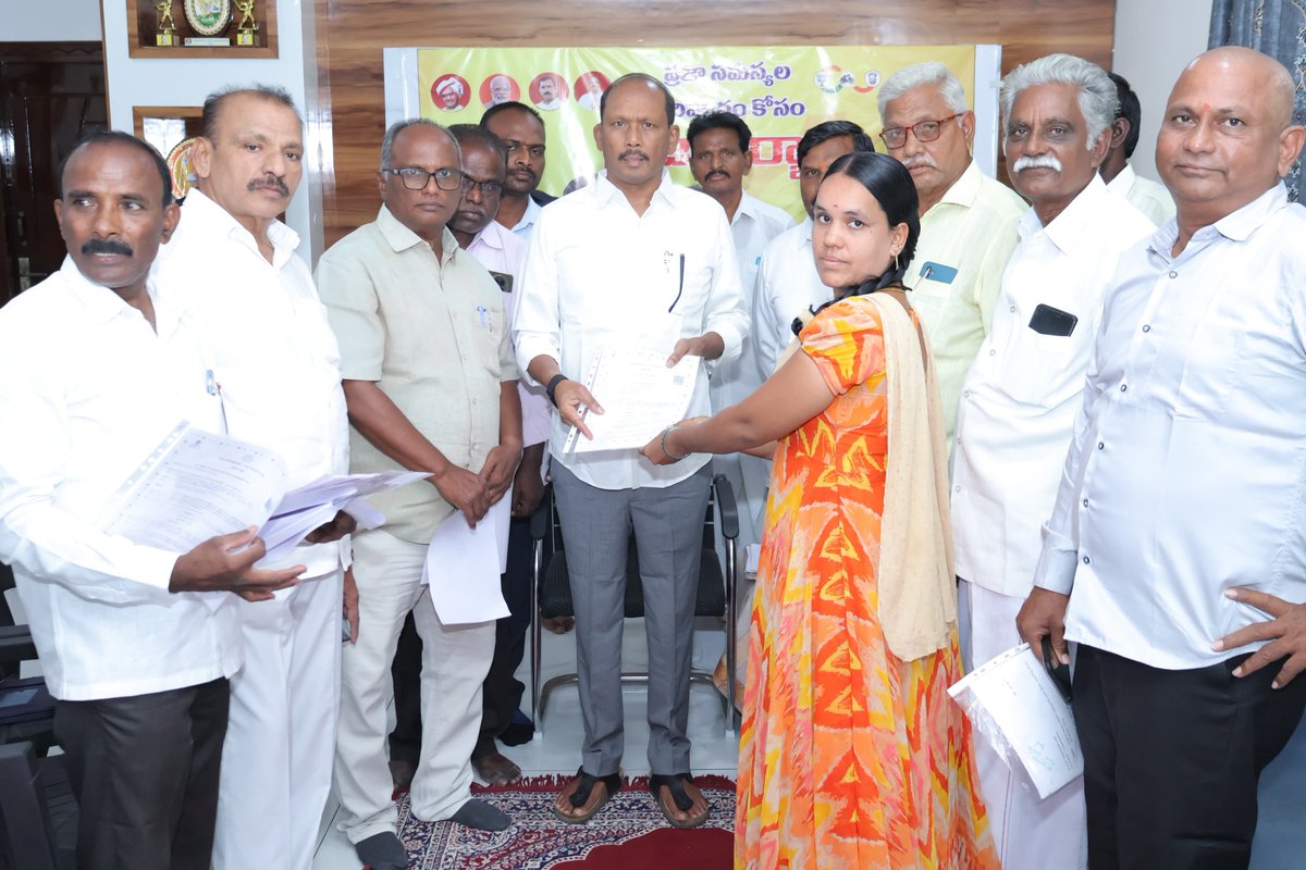 BnVijayKumar_Bn's tweet photo. సంతనూతలపాడు నియోజకవర్గ పరిధిలోని పేద, అర్హులైన కుటుంబాలకు సొంతింటి కలను సాకారం చేసేందుకు ప్రభుత్వం అమలు చేస్తున్న **PMAY 2.0** పథకంలో భాగంగా మంజూరైన ఇళ్లకు సంబంధించిన హౌస్ శాంక్షన్ లెటర్లను లబ్ధిదారులకు అందజేశాను.
#PMAYG 
#KutamiPrabhutvam 
#TeluguDesamParty 
#BnVijayKumar 
L https://t.co/xZ1VEeW2hX