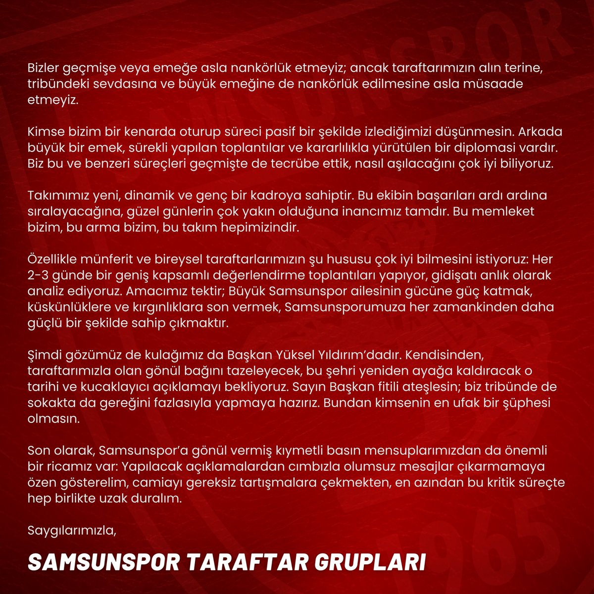 forzasirinler86's tweet photo. BÜYÜK SAMSUNSPOR AİLESİNE VE KAMUOYUNA

Geçtiğimiz günlerde, Samsunspor Kulübü Başkanı Sayın Yüksel Yıldırım’a, büyük Samsunspor taraftarına hitaben kucaklayıcı bir açıklama beklentimiz olduğunu ilettik. Kendisi de yaptığı bir paylaşımda, bu beklentimize yanıt vereceğini ve bir açıklama yapacağını ifade etti.

Sözlerin kolayca çarpıtılabildiği, yanlış ifadelerin ve iletişim kazalarının sıkça yaşandığı bu kritik dönemde, yapılacak bu açıklamanın ne denli hayati bir önem taşıdığının tamamen bilincindeyiz.

Samsunspor Taraftar Grupları olarak; günlerdir süren uzun soluklu istişarelerimiz ve taraftar gruplarımızla gerçekleştirdiğimiz geniş katılımlı toplantılar neticesinde beklentilerimizi en net, en yalın haliyle ortaya koyduk. Büyük Samsunspor taraftarının kalbindeki kırgınlıkları, haklı beklentilerini ve en önemlisi de bu kulübe dair hiç bitmeyen umutlarımızı Sayın Yüksel Yıldırım’a ilettik.

Yaşanan bu hassas sürecin her bir anının takipçisi olduk, bundan sonra da aynı kararlılıkla takipçisi olmaya devam edeceğiz. Geldiğimiz bu kritik eşikte, Başkan Yüksel Yıldırım’ın yapıcı, birleştirici ve tüm camiayı samimiyetle kucaklayan bir söylemle karşımıza çıkacağına inanıyoruz. Kendisinin de kullanılan dilin hayati önem taşıdığının farkında olduğunu biliyor, benzer hataların bir daha olmaması için dikkat edeceğine; seçeceği kelimelerin başka yerlere çekilmesine fırsat vermeyecek bir özen göstereceğine güveniyoruz.

Samsunspor taraftarı, bu kulübün asil sahibidir. Dün olduğu gibi bugün de iyi günde, kötü günde takımının arkasında dimdik durmuştur. Hangi zorlu yollardan geçtiğimizi, nelerin canımızı yaktığını, neler bizzat yaşadığımızı en iyi bizler biliyoruz. Bir dönem kapısına kilit vurulma noktasına getirilen Samsunspor’dan, bugün Avrupa’da Türkiye’yi gururla temsil eden bir Samsunspor’a nasıl gelindiğini unutmadık, unutturmayız.

Bizler geçmişe veya emeğe asla nankörlük etmeyiz; ancak taraftarımızın alın terine, tribündeki sevdasına ve büyük emeğine de nankörlük edilmesine asla müsaade etmeyiz.

Kimse bizim bir kenarda oturup süreci pasif bir şekilde izlediğimizi düşünmesin. Arkada büyük bir emek, sürekli yapılan toplantılar ve kararlılıkla yürütülen bir diplomasi vardır. Biz bu ve benzeri süreçleri geçmişte de tecrübe ettik, nasıl aşılacağını çok iyi biliyoruz.

Takımımız yeni, dinamik ve genç bir kadroya sahiptir. Bu ekibin başarıları ardı ardına sıralayacağına, güzel günlerin çok yakın olduğuna inancımız tamdır. Bu memleket bizim, bu arma bizim, bu takım hepimizindir.

Özellikle münferit ve bireysel taraftarlarımızın şu hususu çok iyi bilmesini istiyoruz: Her 2-3 günde bir geniş kapsamlı değerlendirme toplantıları yapıyor, gidişatı anlık olarak analiz ediyoruz. Amacımız tektir; Büyük Samsunspor ailesinin gücüne güç katmak, küskünlüklere ve kırgınlıklara son vermek, Samsunsporumuza her zamankinden daha güçlü bir şekilde sahip çıkmaktır.

Şimdi gözümüz de kulağımız da Başkan Yüksel Yıldırım’dadır. Kendisinden, taraftarımızla olan gönül bağını tazeleyecek, bu şehri yeniden ayağa kaldıracak o tarihi ve kucaklayıcı açıklamayı bekliyoruz. Sayın Başkan fitili ateşlesin; biz tribünde de sokakta da gereğini fazlasıyla yapmaya hazırız. Bundan kimsenin en ufak bir şüphesi olmasın.

Son olarak, Samsunspor’a gönül vermiş kıymetli basın mensuplarımızdan da önemli bir ricamız var: Yapılacak açıklamalardan cımbızla olumsuz mesajlar çıkarmamaya özen gösterelim, camiayı gereksiz tartışmalara çekmekten, en azından bu kritik süreçte hep birlikte uzak duralım.

Saygılarımızla,

Samsunspor Taraftar Grupları