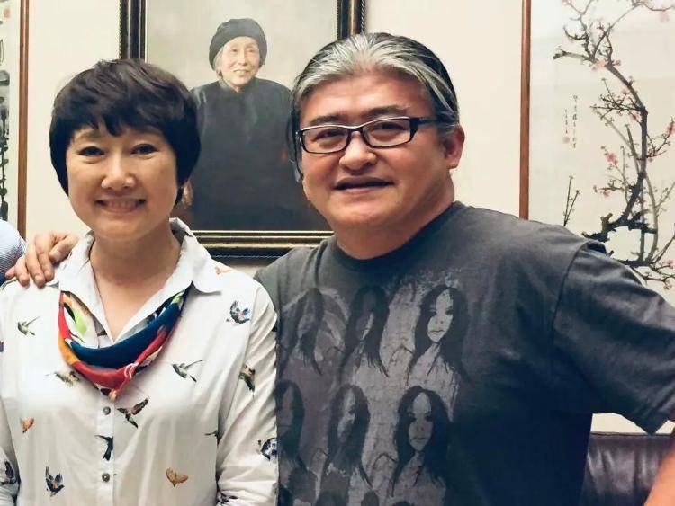 yibingsg's tweet photo. 成方圆追忆刘欢：9月25日，我给他发微信，却再也没等到回复！

有些告别，没有一句“再见”。

成方圆与刘欢相识四十多年。刘欢去世前大约10天，还像往常一样给她转来一段男高音演唱的视频。

两个人都是音乐人，这么多年一直保持着一个习惯：遇到好听的歌、有意思的音乐，就发给对方聊上几句。

谁也没想���，那竟成了刘欢最后一次给她分享音乐。

9月25日上午，成方圆看到一个有趣的视频，下意识地转给刘欢。

她像过去无数次一样，以为过不了多久就会收到他的回复。

可是这一次，微信那头再也没有消息。

第二天一早，她才得知：刘欢已经在25日离世。

那一刻，她才明白，那条没有得到回复的微信，竟成了两位老友最后的告别。

得知消息后，成方圆久久无法平静。开车途中，电台里恰好响起刘欢演唱的《你是这样的人》，窗外下着雨，她瞬间泪流满面。

在她的记忆里，刘欢首先是一个“为音乐而生的人”。

上世纪80年代，两人就已经相识。那时刘欢刚从大学毕业、从西北支教回来。成方圆去他的宿舍听他唱歌，刘欢弹吉他找不到拨片，随手撕下一块硬纸壳，就这么弹唱起自己刚写的歌。

后来两人一起演出、一起录音，也见证了彼此几十年的音乐人生。

刘欢大学学的是法语，并非科班音乐专业出身，但他的音乐跨度却极大：古典、流行、民歌、戏曲乃至西方音乐，他都愿意研究和吸收。

《好汉歌》的豪迈，《凤凰于飞》的婉转，《蒙古姑娘》的深情……在成方圆看来，这些截然不同的作品背后，都是刘欢对音乐近乎本能的理解。

但舞台之外的刘欢，又是另一个样子。

他爱朋友，爱美食，也爱生活里的烟火气。

成方圆曾听卢璐说，女儿刚出生不久，有一天她看到刘欢趴在婴儿床边，静静望着孩子，什么也没有说，只是默默流泪。

舞台上的他可以唱得气势磅礴，生活中的感情却常常深沉而克制。

成方圆用“风花雪月和柴米油盐”来形容这位相识四十多年的朋友，或许再合适不过。

一个真正热爱艺术的人，也同样热爱最普通的生活。

最后，她写给老朋友：

“欢子，你留给这个世界如此多美好的音乐，这些足以陪伴我们一生，回味一生，直到地老天荒。”

人生终有散场，但音乐不会。

以后当《你是这样的人》《好汉歌》《凤凰于飞》再次响起，人们大概还是会想起那个站在舞台上，闭着眼睛，把所有情感都唱进歌里的刘欢。

有的人离开了，声音却留在了一个时代里！