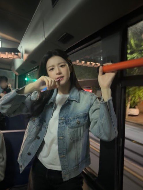 infodrakor_id's tweet photo. unnie                                        hyungnim

bisa unnie 
bisa hyungnim

Fleksibel emang si go youn jung mah 🤝 https://t.co/dxdazVFv1W